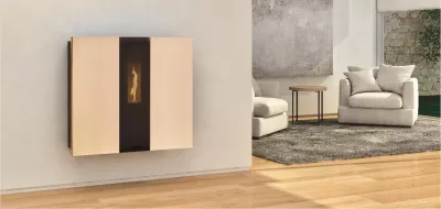 Radiador elétrico de parede creme com faixa preta e janela de vidro, em sala moderna com chão de madeira e tapete cinzento