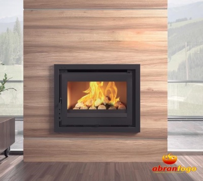 Lareira embutida em parede de madeira com fogo