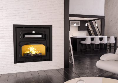 Lareira embutida em parede branca com fogo e cozinha moderna ao fundo
