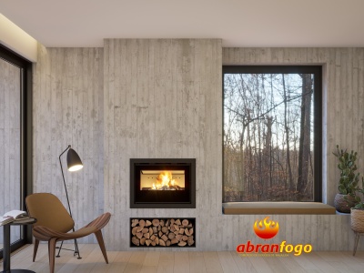 Lareira moderna embutida com lenha, cadeira castanha, candeeiro preto e janela com vista para floresta.