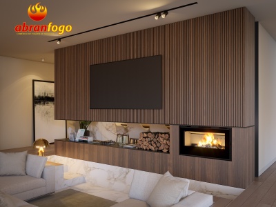 Lareira moderna embutida em painel de madeira com textura e sofá cinzento