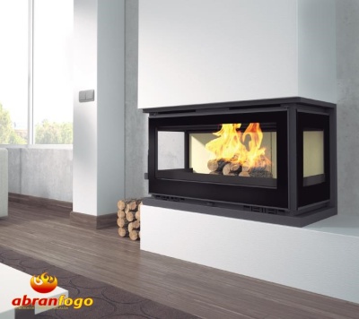 Lareira moderna embutida com vidro e chamas visíveis em sala com chão de madeira.