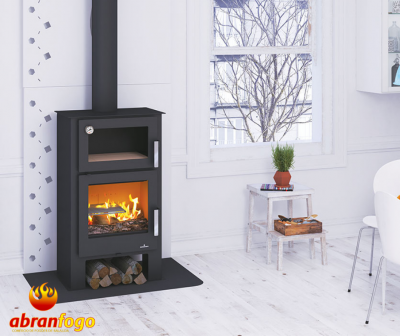 Fogão a lenha preto com vidro e forno numa sala branca clara