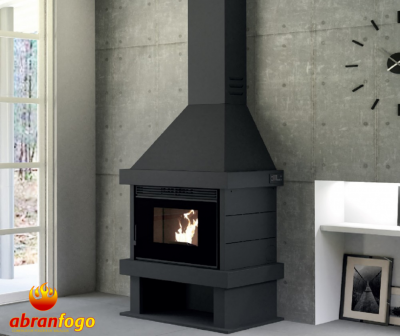 Lareira a lenha preta com chama visível, montada numa parede de cimento aparente, perto de janela e relógio de parede.