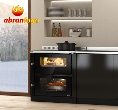 Fogão de cozinha preto com forno e fogo visível e logo abranfogo na parede