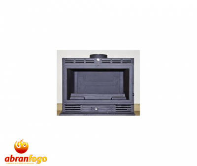 Lareira metálica cinza escuro embutida em parede clara com piso de madeira.