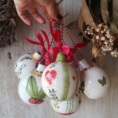 Conjunto de bolas de Natal cerâmicas decoradas à mão com fitas vermelhas