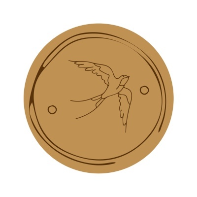 Moeda ou medalha castanha com desenho de ave em voo