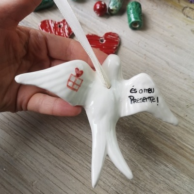 Pomba branca de cerâmica com fita para pendurar e texto em português