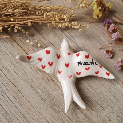 Pássaro decorativo em cerâmica branca com corações vermelhos e palavra 'Madrinha'