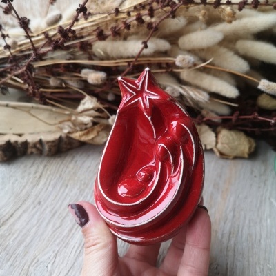 Estatueta decorativa em cerâmica vermelha abstrata com figuras e estrela