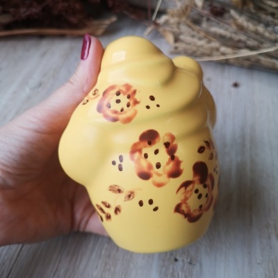 Jarro cerâmico amarelo com flores pintadas à mão