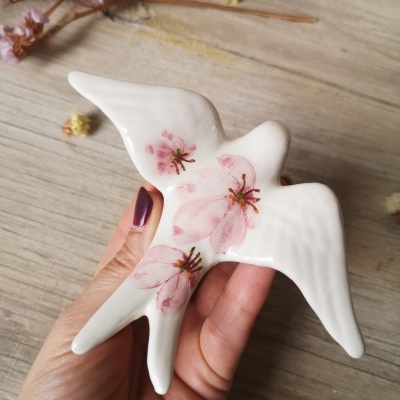 Pássaro decorativo em porcelana branca com flores rosa