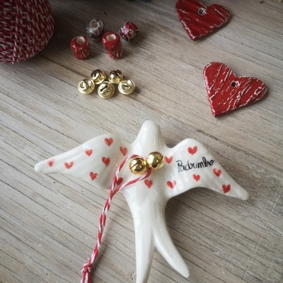 Figura de pássaro de porcelana branca com corações vermelhos e palavra 'Padrinho'