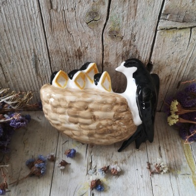 Figura decorativa cerâmica pássaro e pintainhos no ninho
