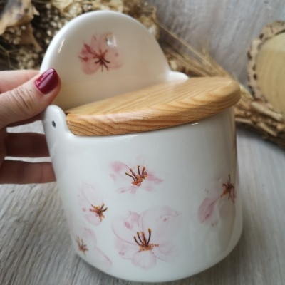 Recipiente cerâmica branca com flores rosa e tampa de madeira
