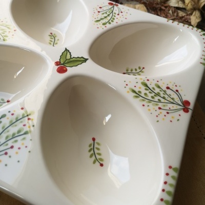 Tabuleiro cerâmico branco com decoração festiva