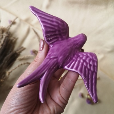Escultura decorativa roxa de pássaro em cerâmica