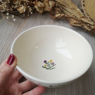 Taça branca de cerâmica com flores pequenas desenhadas no interior