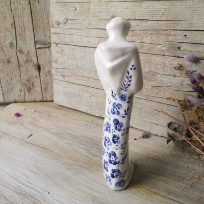 Estátua decorativa em cerâmica branca e azul com forma abstrata de pessoa