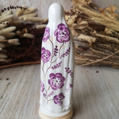 Figurinha branca decorativa com flores roxas em cerâmica