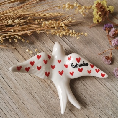 Pássaro decorativo branco com corações vermelhos e texto 'Padrinho'