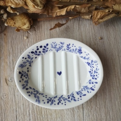 Prato oval branco em cerâmica com padrão azul floral e coração