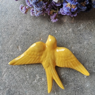 Figura decorativa de pássaro amarelo em cerâmica brilhante