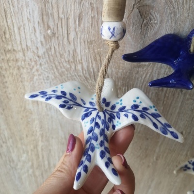 Adorno de cerâmica branca em forma de pomba com pintura azul e corda para pendurar