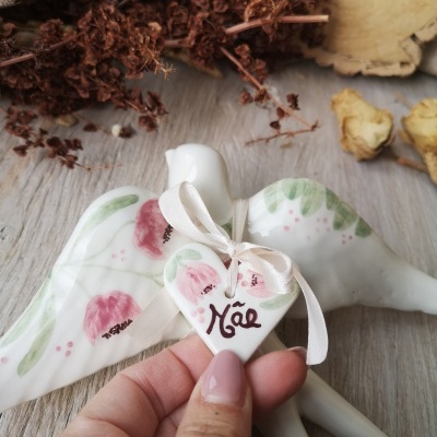 Estatueta de cerâmica de pássaro com coração pendente com a palavra Mãe