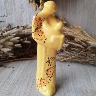 Estátua decorativa amarela em cerâmica com flores e figuras abstratas
