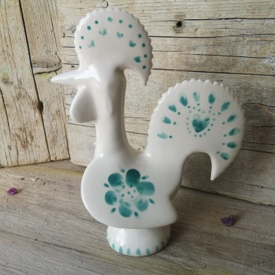 Escultura cerâmica galo branco e verde-azulado em madeira rústica