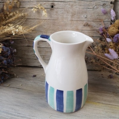 Jarro em cerâmica branca com riscas azuis e verdes