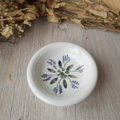 Prato de cerâmica branco com pintura floral lilás e recortes em pétalas