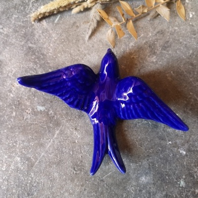 Pássaro decorativo azul em cerâmica