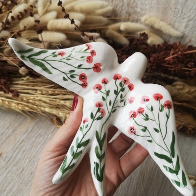 Figura decorativa em cerâmica branca com pintura floral vermelha e verde em forma de ave