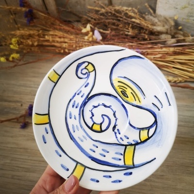 Prato pequeno de cerâmica branca com desenho abstrato em azul e amarelo