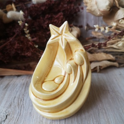 Escultura cerâmica creme brilhante abstrata da Natividade com estrela em fundo de flores secas