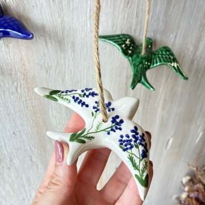 Pássaros de cerâmica para pendurar, branco com flores azuis e verde, suspensos por corda natural