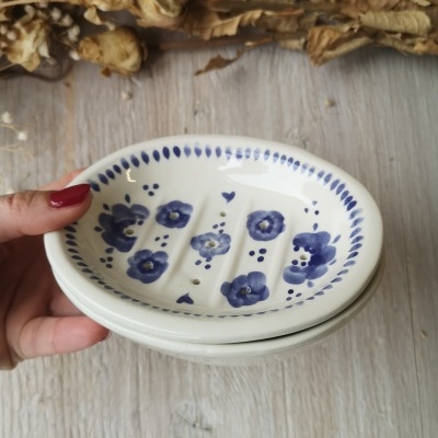 Saboneteira oval de cerâmica branca com flores azuis e orifícios