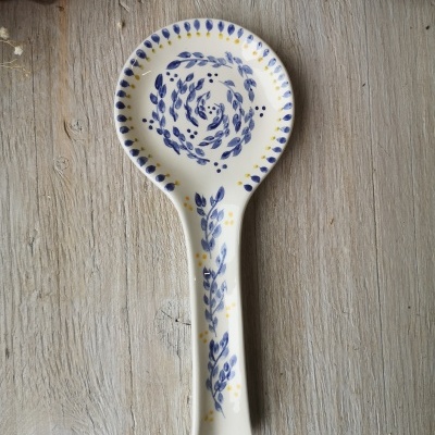 Colher de servir cerâmica branca com motivos florais azuis e amarelos