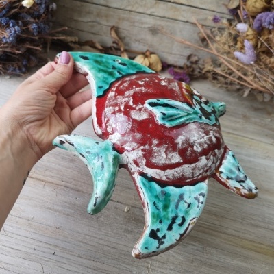 Escultura cerâmica de tartaruga vermelha e verde à mão