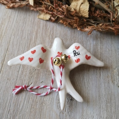 Estatueta de cerâmica branca em forma de pomba com corações vermelhos e texto 'Pai'.