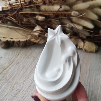 Pequena escultura em cerâmica branca da Natividade com estrela e figuras abstratas