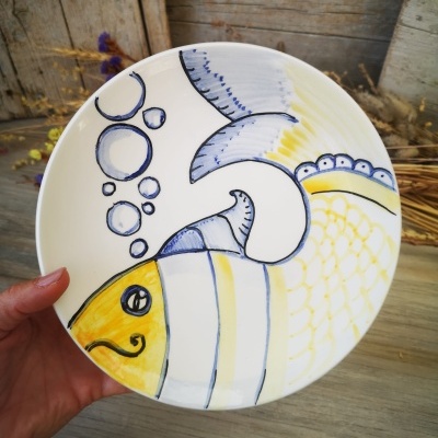 Prato de cerâmica pintado à mão com desenho de peixe amarelo e azul