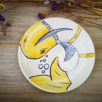 Prato redondo de cerâmica pintado à mão com padrão colorido