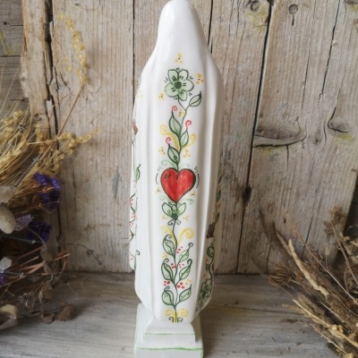 Estátua cerâmica branca com padrão floral pintado e coração vermelho