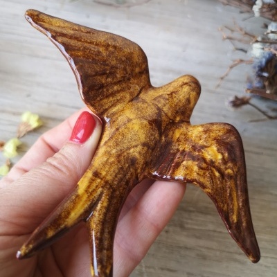 Pássaro decorativo em cerâmica vidrada marrom com textura marmoreada