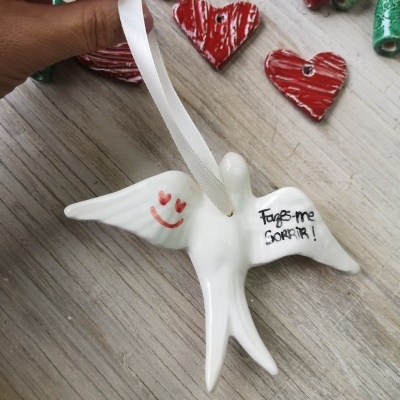 Pássaro decorativo branco em cerâmica com fita para pendurar e mensagem escrita