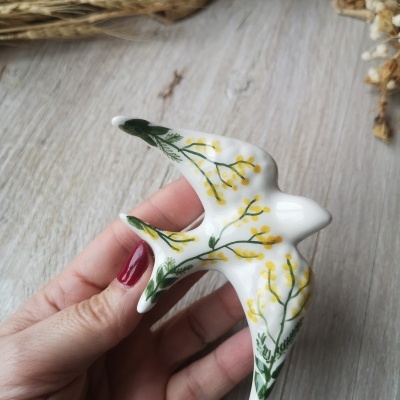 Pássaro decorativo cerâmico com pintura floral à mão